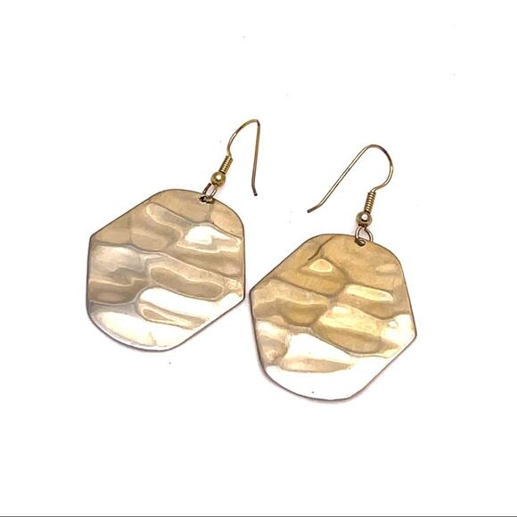 Gold dangling wavy earrings - Picture 1 of 4